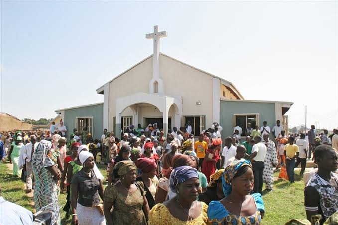 20 MANNERS TO AVOID IN CHURCH – By Bola Adewara